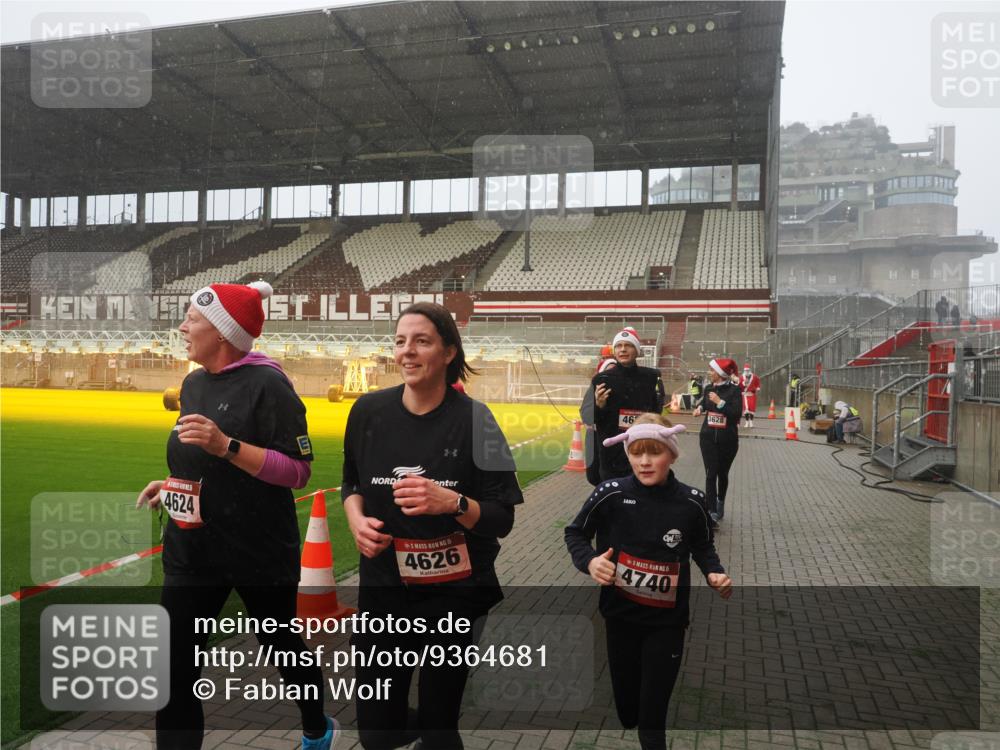 07.12.2025 - St. Pauli X-Mass-Run No. 15 Fabian Wolf http://msf.ph/oto/9364681 07.12.2025 10:08:04 Ziel 2691, 2692, 3627, 3628, 4231, 4623, 4624, 4626, 4734, 4737, 4740 meine-sportfotos.de