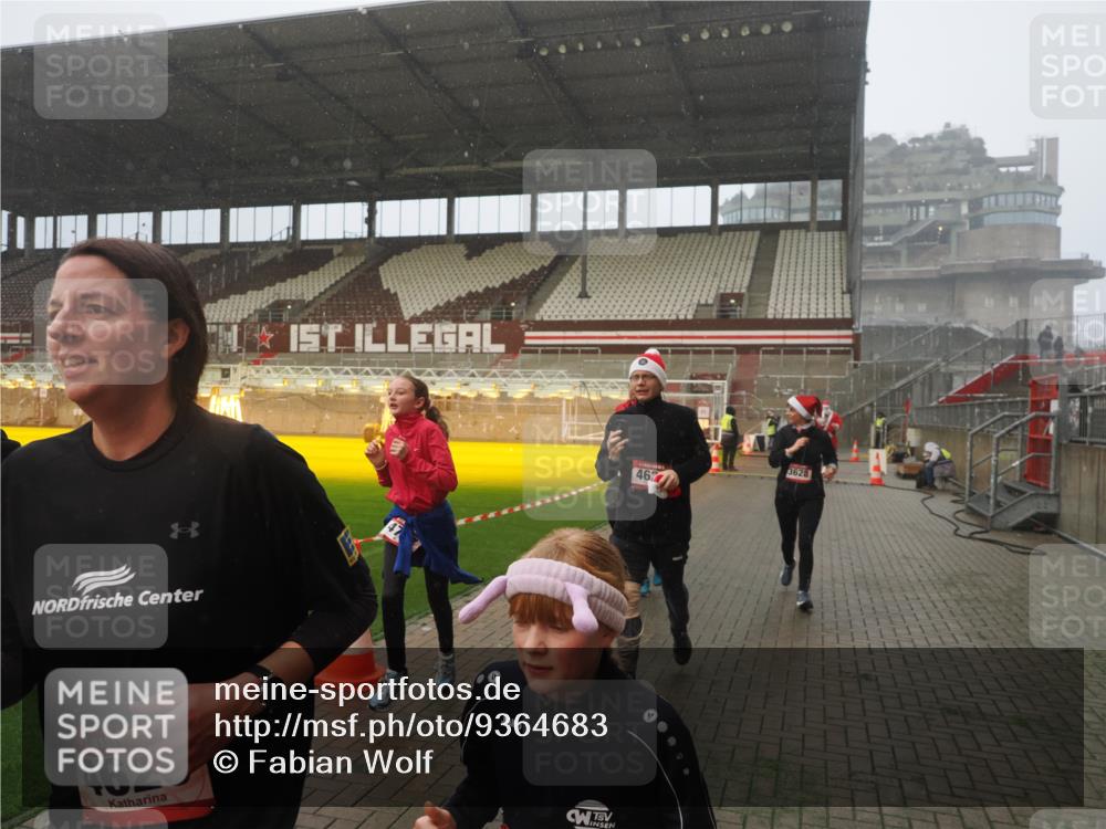 07.12.2025 - St. Pauli X-Mass-Run No. 15 Fabian Wolf http://msf.ph/oto/9364683 07.12.2025 10:08:05 Ziel 2691, 2692, 3627, 3628, 4231, 4623, 4624, 4626, 4734, 4737, 4740 meine-sportfotos.de