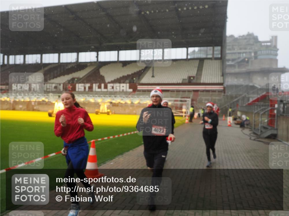 07.12.2025 - St. Pauli X-Mass-Run No. 15 Fabian Wolf http://msf.ph/oto/9364685 07.12.2025 10:08:05 Ziel 2691, 2692, 3627, 3628, 4231, 4623, 4624, 4626, 4734, 4737, 4740 meine-sportfotos.de