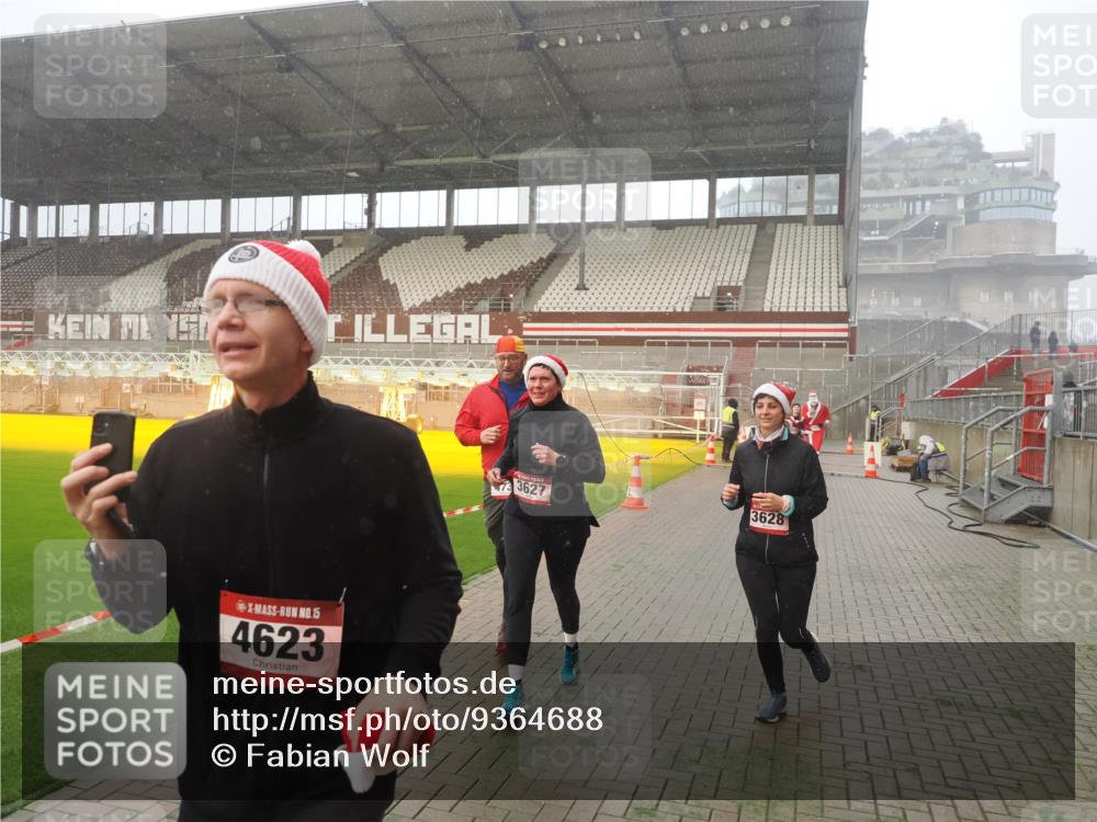 07.12.2025 - St. Pauli X-Mass-Run No. 15 Fabian Wolf http://msf.ph/oto/9364688 07.12.2025 10:08:06 Ziel 2691, 2692, 3627, 3628, 4231, 4623, 4624, 4626, 4734, 4737, 4740 meine-sportfotos.de