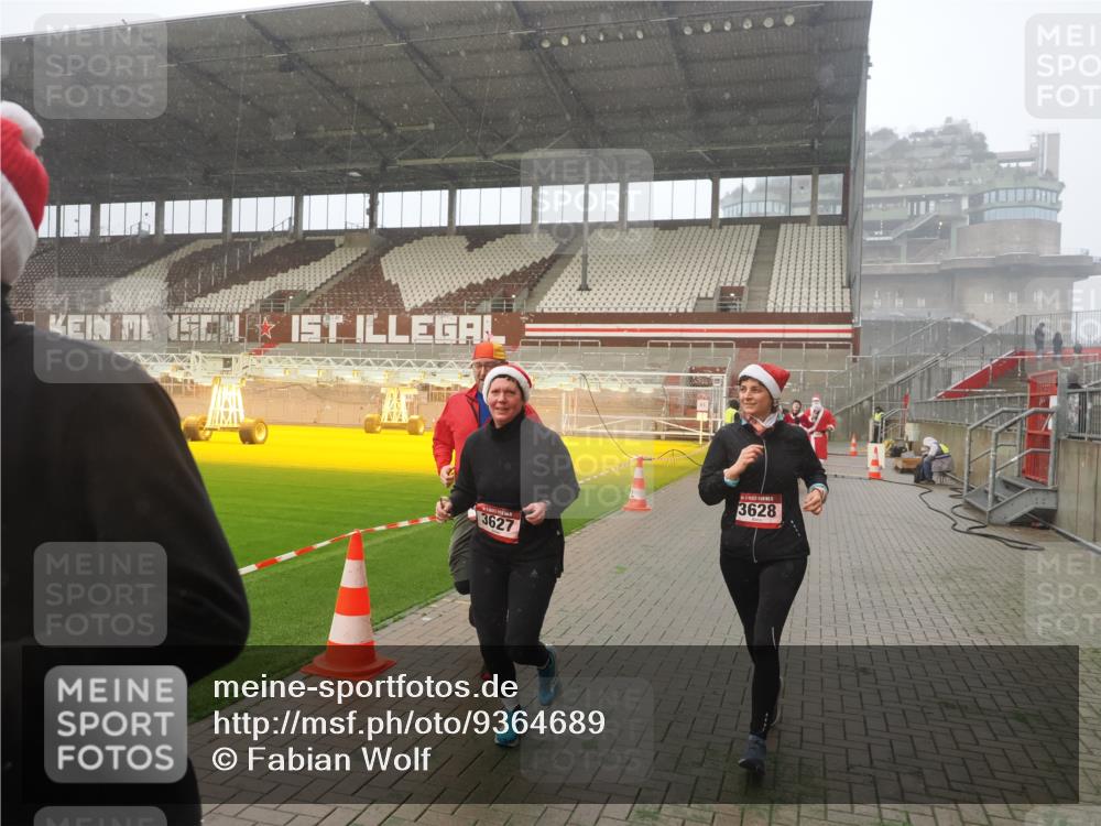 07.12.2025 - St. Pauli X-Mass-Run No. 15 Fabian Wolf http://msf.ph/oto/9364689 07.12.2025 10:08:06 Ziel 2691, 2692, 3627, 3628, 4231, 4623, 4624, 4626, 4734, 4737, 4740 meine-sportfotos.de