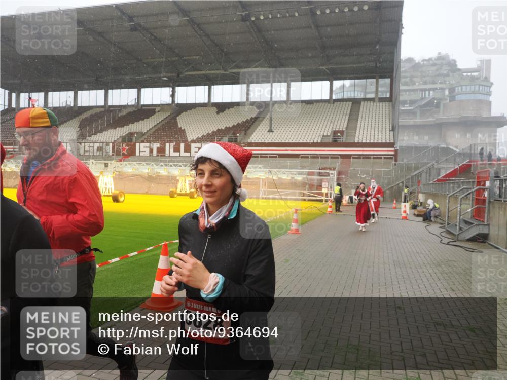 07.12.2025 - St. Pauli X-Mass-Run No. 15 Fabian Wolf http://msf.ph/oto/9364694 07.12.2025 10:08:07 Ziel 2691, 2692, 3627, 3628, 4231, 4623, 4624, 4626, 4734, 4737, 4740 meine-sportfotos.de