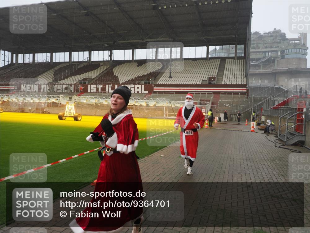 07.12.2025 - St. Pauli X-Mass-Run No. 15 Fabian Wolf http://msf.ph/oto/9364701 07.12.2025 10:08:12 Ziel 2691, 2692, 3627, 3628, 4231, 4623, 4624, 4626, 4734, 4737, 4740 meine-sportfotos.de