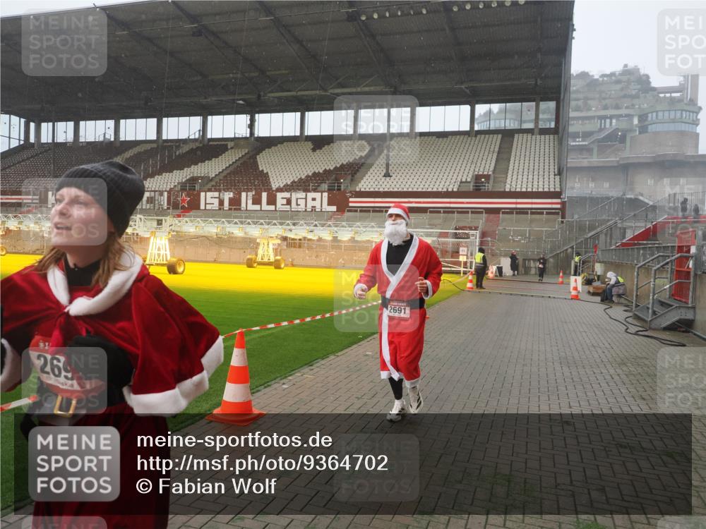 07.12.2025 - St. Pauli X-Mass-Run No. 15 Fabian Wolf http://msf.ph/oto/9364702 07.12.2025 10:08:12 Ziel 2691, 2692, 3627, 3628, 4231, 4623, 4624, 4626, 4734, 4737, 4740 meine-sportfotos.de
