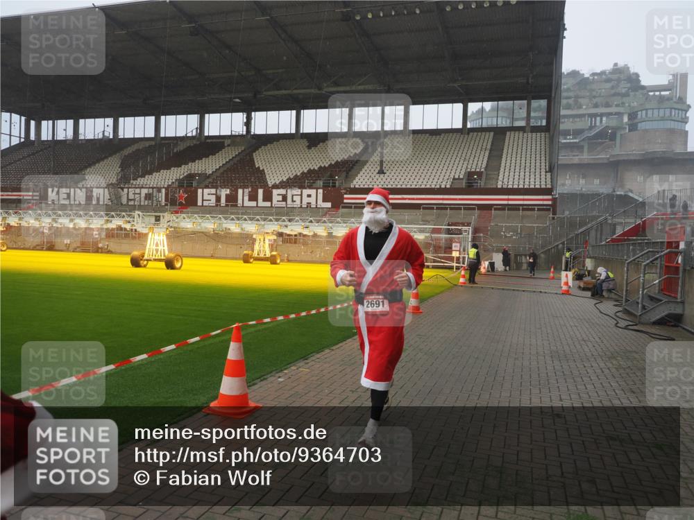 07.12.2025 - St. Pauli X-Mass-Run No. 15 Fabian Wolf http://msf.ph/oto/9364703 07.12.2025 10:08:12 Ziel 2691, 2692, 3627, 3628, 4231, 4623, 4624, 4626, 4734, 4737, 4740 meine-sportfotos.de