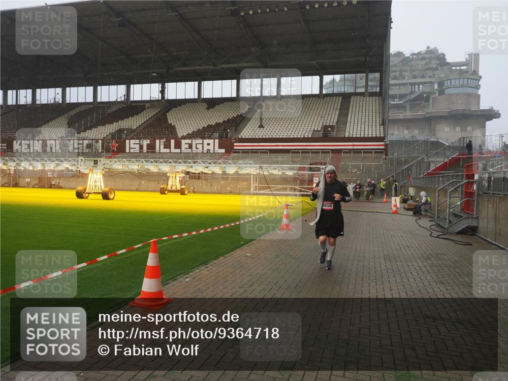 07.12.2025 - St. Pauli X-Mass-Run No. 15 Fabian Wolf http://msf.ph/oto/9364718 07.12.2025 10:08:26 Ziel 2650, 2746 meine-sportfotos.de