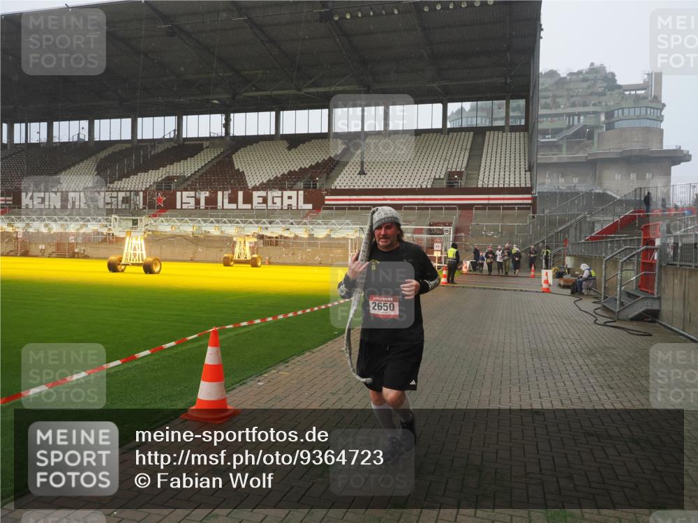 07.12.2025 - St. Pauli X-Mass-Run No. 15 Fabian Wolf http://msf.ph/oto/9364723 07.12.2025 10:08:27 Ziel 2650, 2746 meine-sportfotos.de