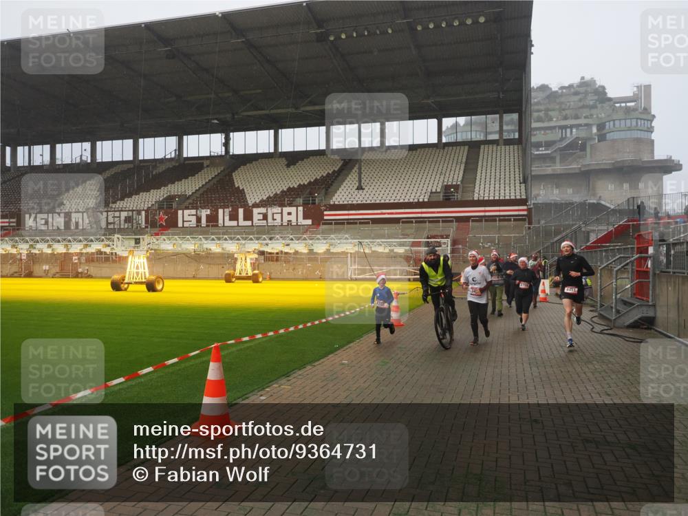 07.12.2025 - St. Pauli X-Mass-Run No. 15 Fabian Wolf http://msf.ph/oto/9364731 07.12.2025 10:08:36 Ziel 2247, 2248, 2650, 3495, 3759, 4205, 4232, 4234, 4451 meine-sportfotos.de