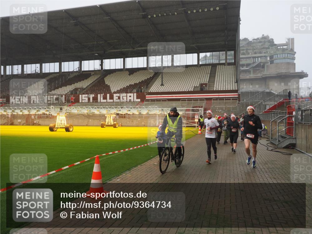 07.12.2025 - St. Pauli X-Mass-Run No. 15 Fabian Wolf http://msf.ph/oto/9364734 07.12.2025 10:08:37 Ziel 2247, 2248, 2650, 3212, 3495, 3671, 3759, 4205, 4232, 4234, 4451 meine-sportfotos.de