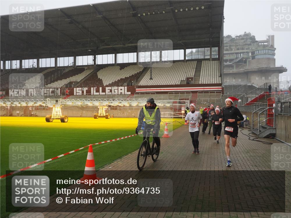 07.12.2025 - St. Pauli X-Mass-Run No. 15 Fabian Wolf http://msf.ph/oto/9364735 07.12.2025 10:08:37 Ziel 2247, 2248, 2650, 3212, 3495, 3671, 3759, 4205, 4232, 4234, 4451 meine-sportfotos.de