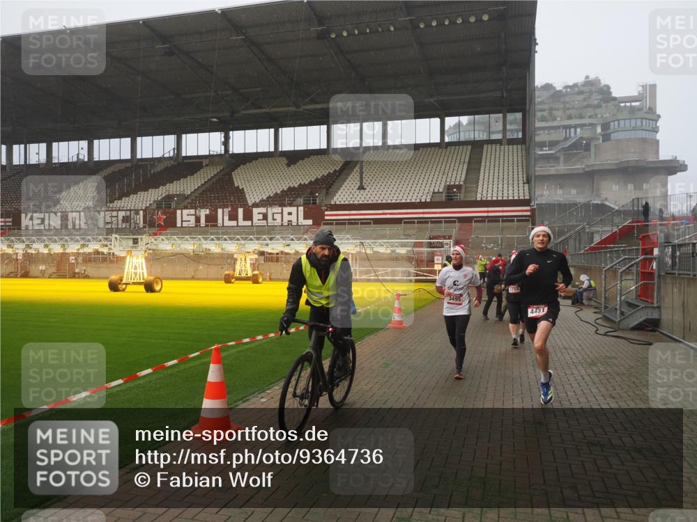 07.12.2025 - St. Pauli X-Mass-Run No. 15 Fabian Wolf http://msf.ph/oto/9364736 07.12.2025 10:08:37 Ziel 2247, 2248, 2650, 3212, 3495, 3671, 3759, 4205, 4232, 4234, 4451 meine-sportfotos.de