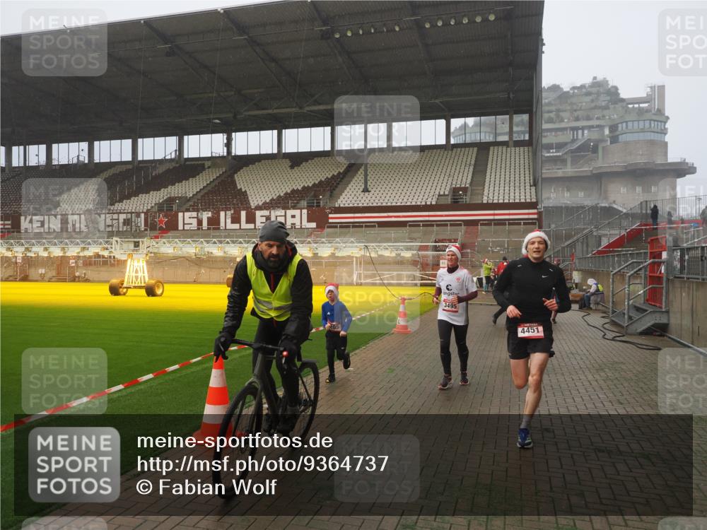 07.12.2025 - St. Pauli X-Mass-Run No. 15 Fabian Wolf http://msf.ph/oto/9364737 07.12.2025 10:08:38 Ziel 707, 2247, 2248, 2650, 3212, 3495, 3671, 3759, 4205, 4232, 4234, 4451 meine-sportfotos.de