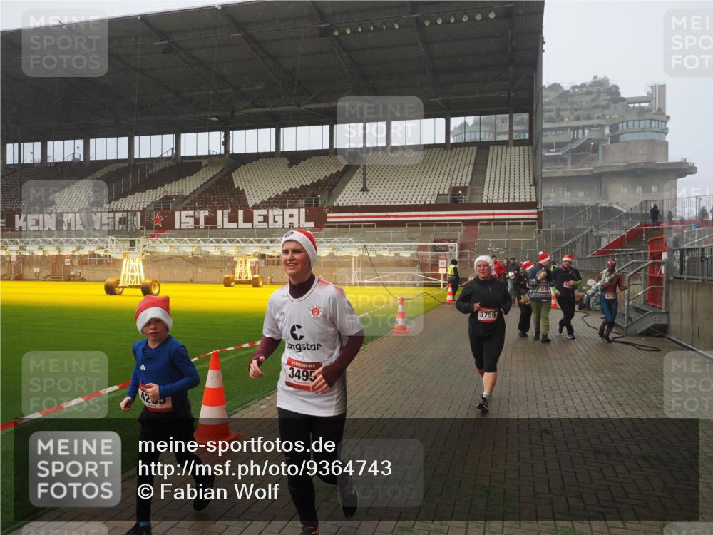 07.12.2025 - St. Pauli X-Mass-Run No. 15 Fabian Wolf http://msf.ph/oto/9364743 07.12.2025 10:08:39 Ziel 707, 1031, 2247, 2248, 2650, 3212, 3495, 3671, 3759, 4205, 4232, 4234, 4451 meine-sportfotos.de