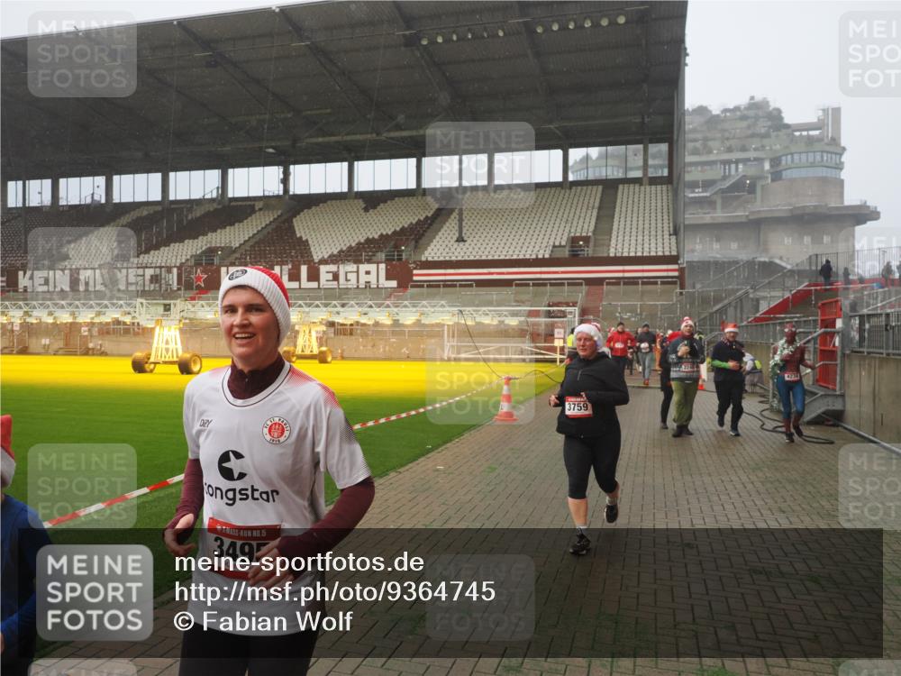 07.12.2025 - St. Pauli X-Mass-Run No. 15 Fabian Wolf http://msf.ph/oto/9364745 07.12.2025 10:08:40 Ziel 707, 947, 1002, 1031, 2247, 2248, 3212, 3332, 3335, 3495, 3671, 3759, 4205, 4232, 4234, 4451 meine-sportfotos.de