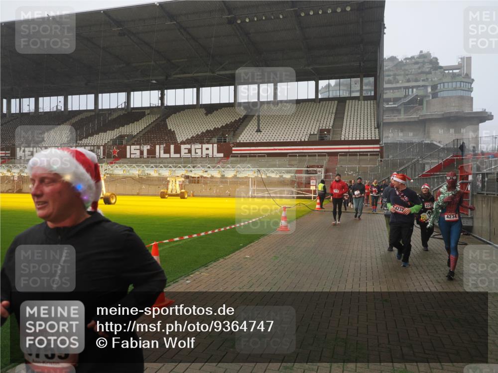 07.12.2025 - St. Pauli X-Mass-Run No. 15 Fabian Wolf http://msf.ph/oto/9364747 07.12.2025 10:08:41 Ziel 707, 789, 947, 1002, 1031, 2247, 2248, 3212, 3332, 3335, 3495, 3671, 3759, 4205, 4232, 4234, 4451 meine-sportfotos.de