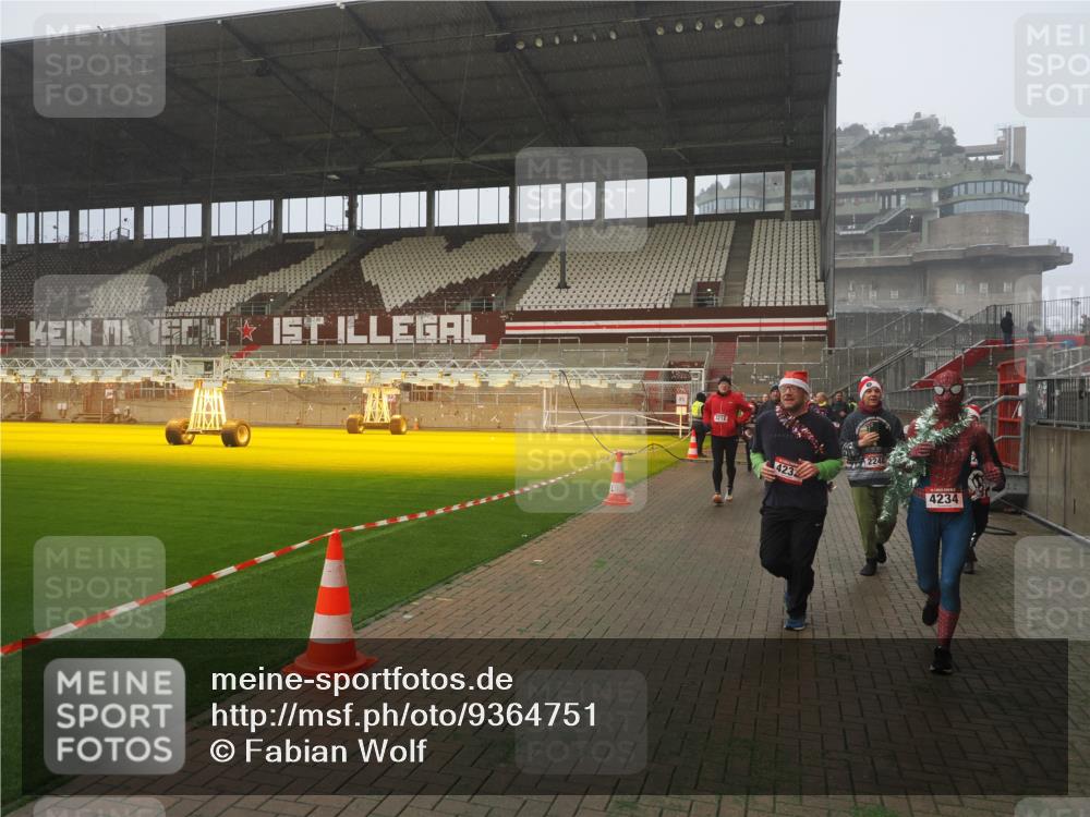 07.12.2025 - St. Pauli X-Mass-Run No. 15 Fabian Wolf http://msf.ph/oto/9364751 07.12.2025 10:08:42 Ziel 390, 707, 789, 947, 1002, 1031, 2247, 2248, 2521, 3212, 3332, 3335, 3495, 3671, 3759, 4205, 4232, 4234, 4451 meine-sportfotos.de