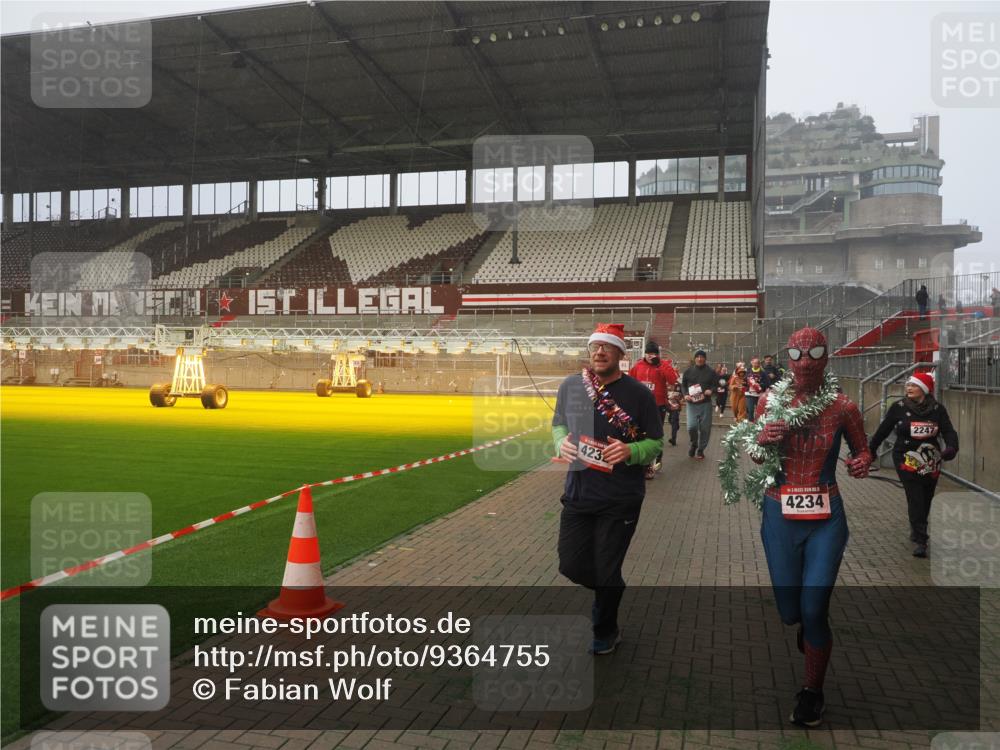 07.12.2025 - St. Pauli X-Mass-Run No. 15 Fabian Wolf http://msf.ph/oto/9364755 07.12.2025 10:08:43 Ziel 390, 707, 789, 947, 1002, 1031, 2247, 2248, 2521, 3212, 3332, 3335, 3495, 3671, 3759, 4205, 4232, 4234, 4451 meine-sportfotos.de