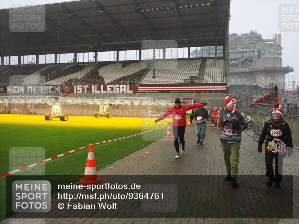 07.12.2025 - St. Pauli X-Mass-Run No. 15 Fabian Wolf http://msf.ph/oto/9364761 07.12.2025 10:08:44 Ziel 390, 707, 789, 947, 1002, 1031, 1176, 2247, 2248, 2521, 3212, 3332, 3335, 3495, 3671, 3759, 4205, 4232, 4234, 4451 meine-sportfotos.de
