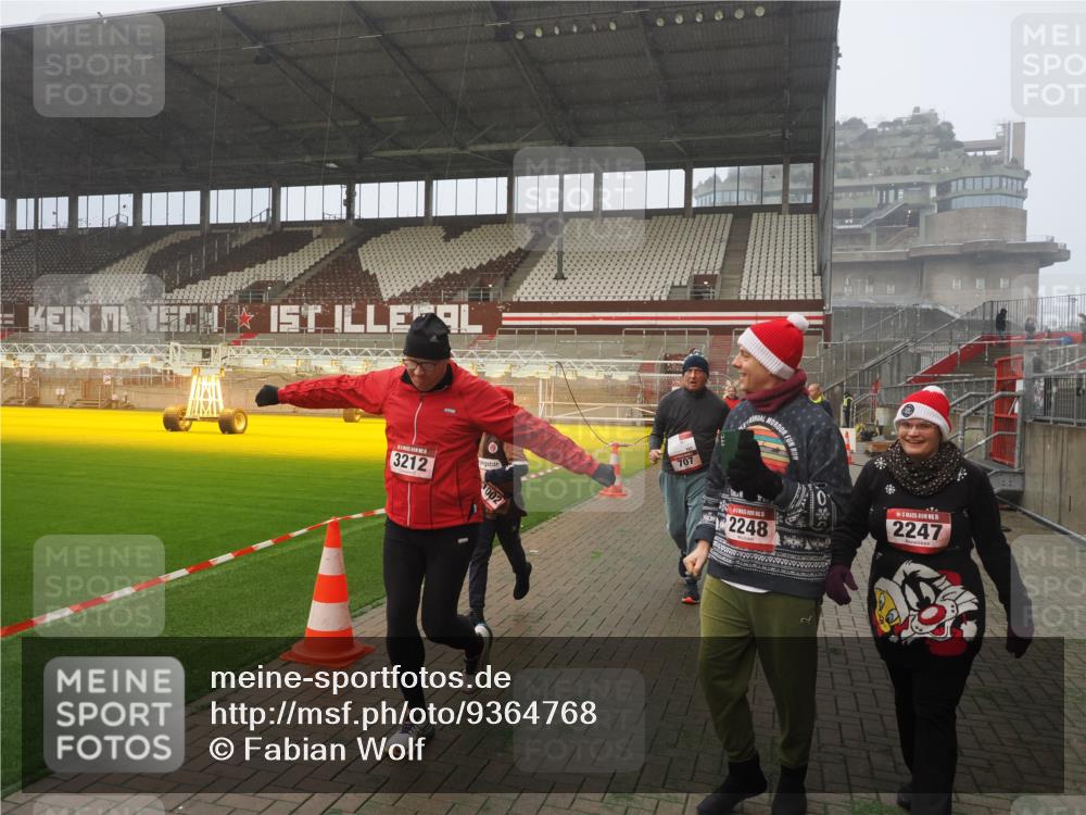 07.12.2025 - St. Pauli X-Mass-Run No. 15 Fabian Wolf http://msf.ph/oto/9364768 07.12.2025 10:08:46 Ziel 390, 707, 789, 947, 1002, 1031, 1176, 2247, 2248, 2521, 3212, 3332, 3335, 3495, 3671, 3759, 3904, 3907, 4205, 4232, 4234, 4451 meine-sportfotos.de