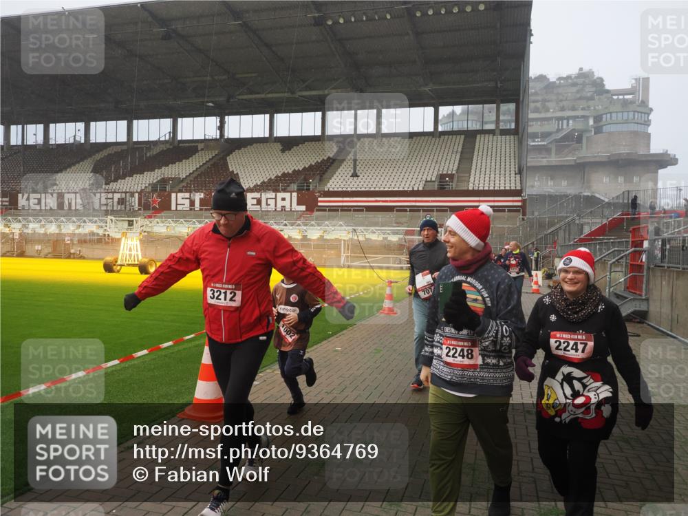 07.12.2025 - St. Pauli X-Mass-Run No. 15 Fabian Wolf http://msf.ph/oto/9364769 07.12.2025 10:08:46 Ziel 390, 707, 789, 947, 1002, 1031, 1176, 2247, 2248, 2521, 3212, 3332, 3335, 3495, 3671, 3759, 3904, 3907, 4205, 4232, 4234, 4451 meine-sportfotos.de