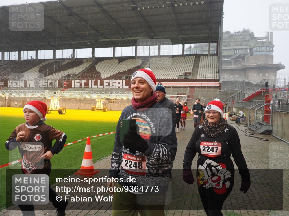07.12.2025 - St. Pauli X-Mass-Run No. 15 Fabian Wolf http://msf.ph/oto/9364773 07.12.2025 10:08:47 Ziel 390, 707, 789, 947, 1002, 1031, 1176, 2247, 2248, 2521, 3212, 3332, 3335, 3495, 3671, 3759, 3904, 3907, 4205, 4232, 4234, 4451 meine-sportfotos.de