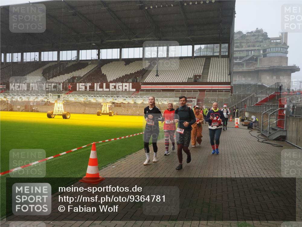 07.12.2025 - St. Pauli X-Mass-Run No. 15 Fabian Wolf http://msf.ph/oto/9364781 07.12.2025 10:08:49 Ziel 390, 707, 786, 789, 947, 1002, 1031, 1176, 2247, 2248, 2521, 3212, 3332, 3335, 3484, 3495, 3671, 3759, 3904, 3907, 4205, 4232, 4234, 4451 meine-sportfotos.de