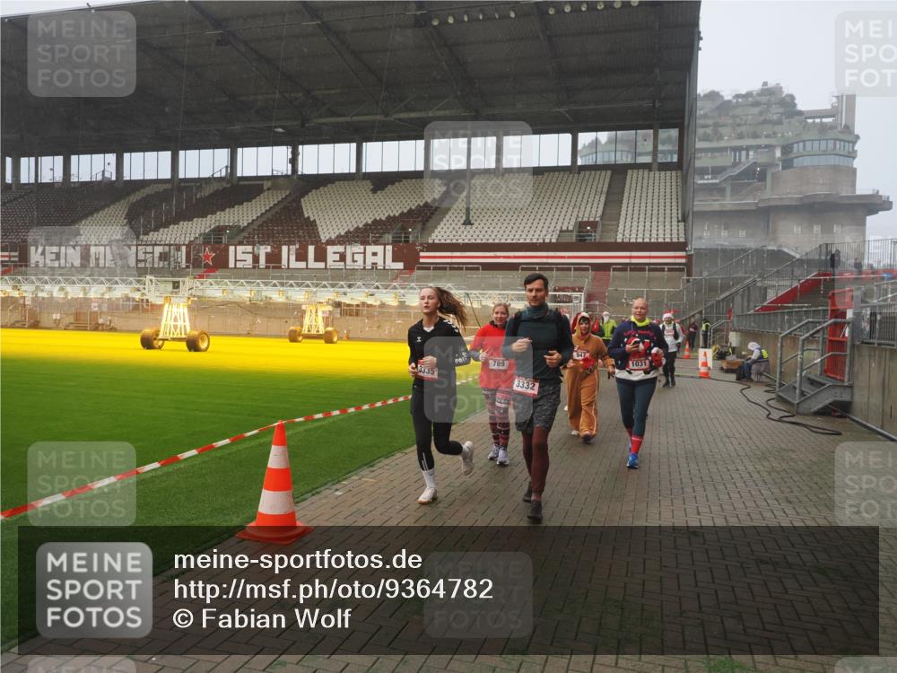 07.12.2025 - St. Pauli X-Mass-Run No. 15 Fabian Wolf http://msf.ph/oto/9364782 07.12.2025 10:08:49 Ziel 390, 707, 786, 789, 947, 1002, 1031, 1176, 2247, 2248, 2521, 3212, 3332, 3335, 3484, 3495, 3671, 3759, 3904, 3907, 4205, 4232, 4234, 4451 meine-sportfotos.de