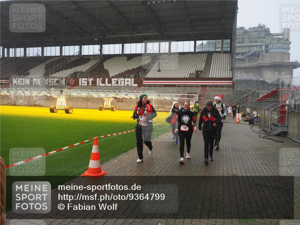 07.12.2025 - St. Pauli X-Mass-Run No. 15 Fabian Wolf http://msf.ph/oto/9364799 07.12.2025 10:08:53 Ziel 19, 390, 707, 786, 789, 947, 1002, 1031, 1176, 1570, 2126, 2521, 3212, 3300, 3332, 3335, 3484, 3671, 3891, 3904, 3907, 4232, 4234, 4451 meine-sportfotos.de