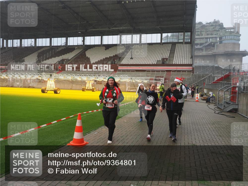 07.12.2025 - St. Pauli X-Mass-Run No. 15 Fabian Wolf http://msf.ph/oto/9364801 07.12.2025 10:08:54 Ziel 19, 390, 707, 786, 789, 947, 1002, 1031, 1176, 1570, 2126, 2521, 3212, 3300, 3332, 3335, 3484, 3671, 3891, 3904, 3907, 4066, 4067, 4068 meine-sportfotos.de