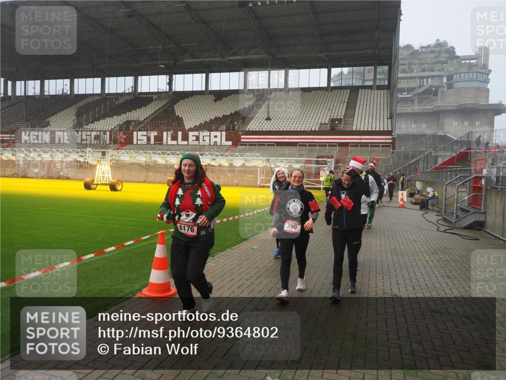 07.12.2025 - St. Pauli X-Mass-Run No. 15 Fabian Wolf http://msf.ph/oto/9364802 07.12.2025 10:08:54 Ziel 19, 390, 707, 786, 789, 947, 1002, 1031, 1176, 1570, 2126, 2521, 3212, 3300, 3332, 3335, 3484, 3671, 3891, 3904, 3907, 4066, 4067, 4068 meine-sportfotos.de