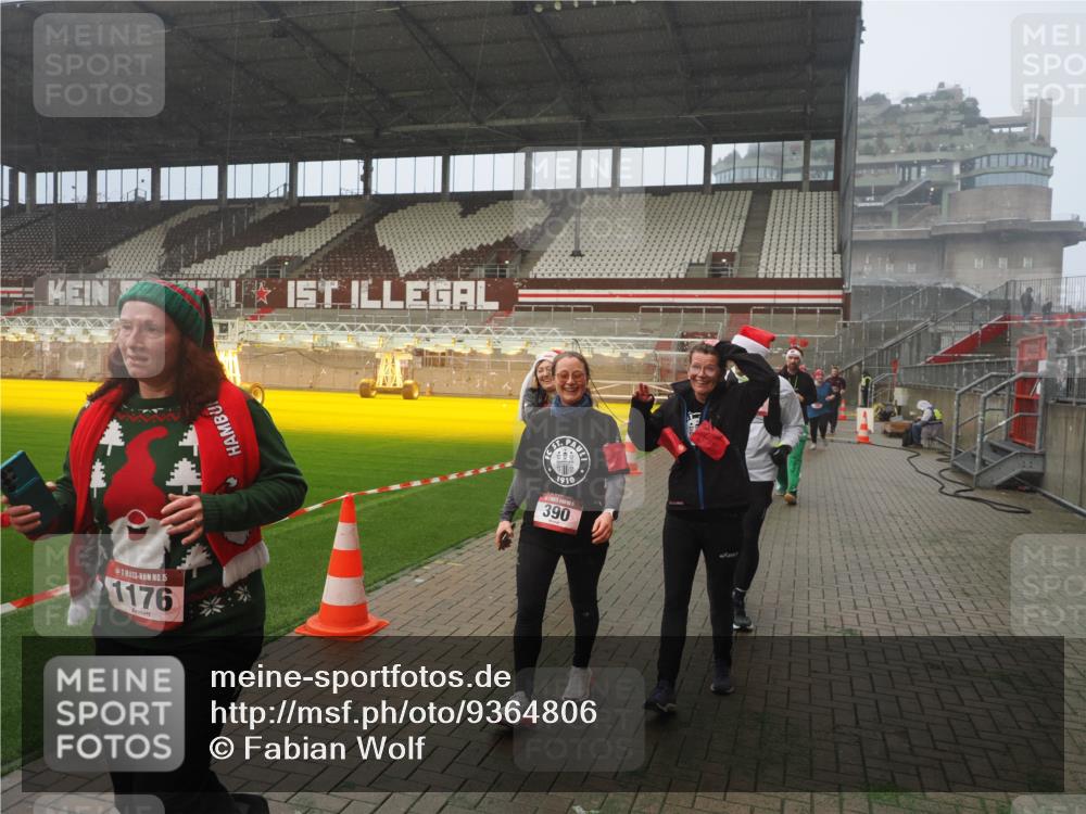 07.12.2025 - St. Pauli X-Mass-Run No. 15 Fabian Wolf http://msf.ph/oto/9364806 07.12.2025 10:08:55 Ziel 19, 390, 707, 786, 789, 947, 1002, 1031, 1176, 1570, 2126, 2521, 3212, 3300, 3332, 3335, 3484, 3671, 3891, 3904, 3907, 4066, 4067, 4068 meine-sportfotos.de