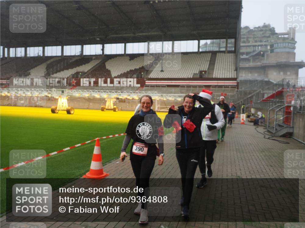 07.12.2025 - St. Pauli X-Mass-Run No. 15 Fabian Wolf http://msf.ph/oto/9364808 07.12.2025 10:08:55 Ziel 19, 390, 707, 786, 789, 947, 1002, 1031, 1176, 1570, 2126, 2521, 3212, 3300, 3332, 3335, 3484, 3671, 3891, 3904, 3907, 4066, 4067, 4068 meine-sportfotos.de
