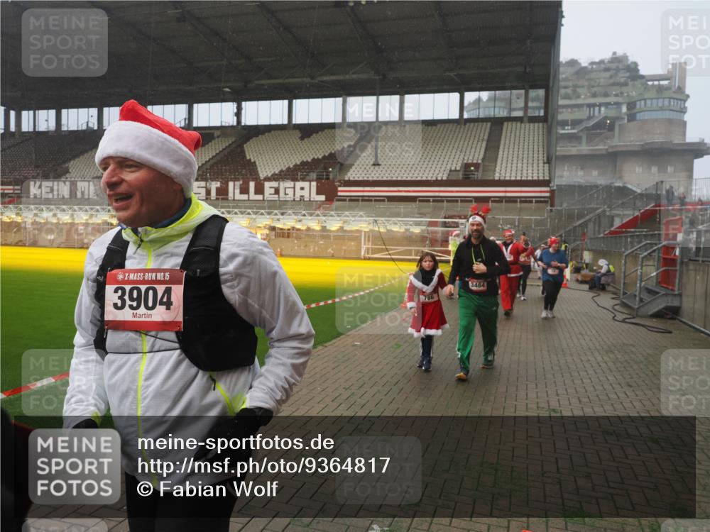 07.12.2025 - St. Pauli X-Mass-Run No. 15 Fabian Wolf http://msf.ph/oto/9364817 07.12.2025 10:08:58 Ziel 19, 390, 707, 786, 789, 947, 1002, 1031, 1176, 1461, 1465, 1570, 1575, 1576, 2126, 2521, 3300, 3332, 3335, 3484, 3891, 3904, 3907, 4066, 4067, 4068 meine-sportfotos.de