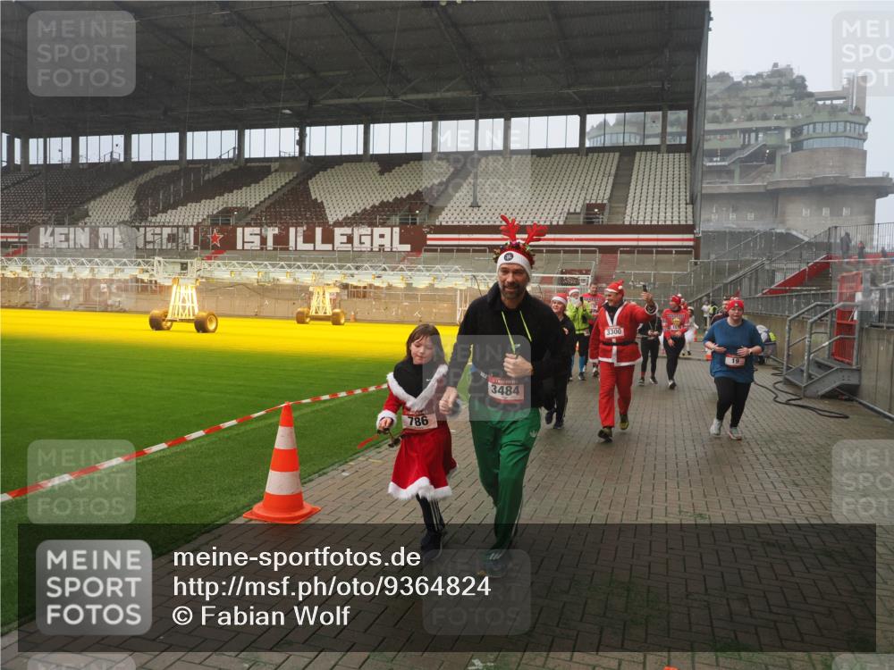 07.12.2025 - St. Pauli X-Mass-Run No. 15 Fabian Wolf http://msf.ph/oto/9364824 07.12.2025 10:08:59 Ziel 19, 390, 786, 789, 947, 1002, 1031, 1176, 1461, 1465, 1570, 1575, 1576, 2126, 2521, 3300, 3332, 3335, 3484, 3891, 3904, 3907, 4066, 4067, 4068 meine-sportfotos.de