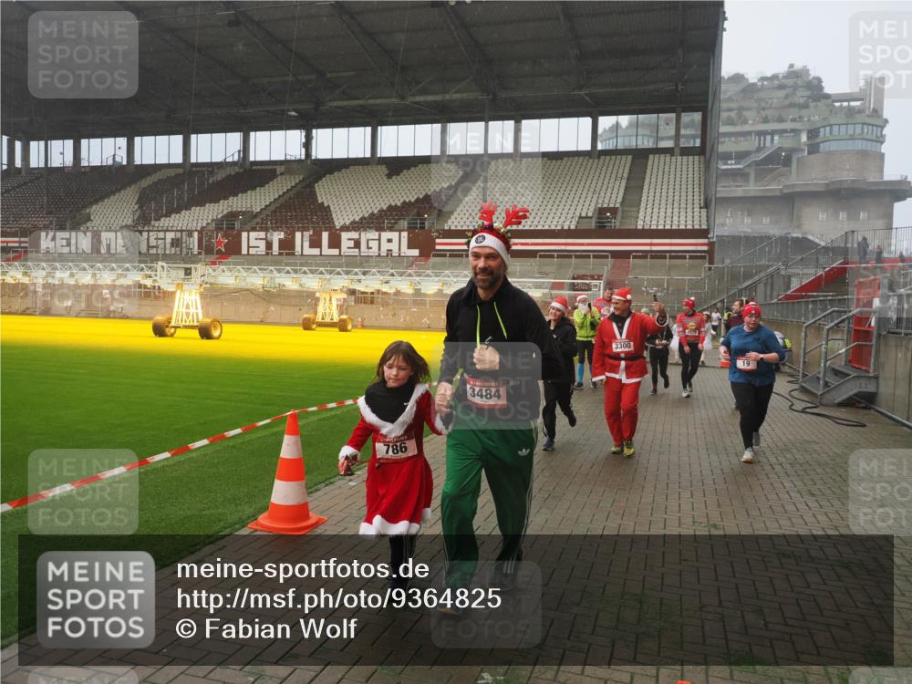 07.12.2025 - St. Pauli X-Mass-Run No. 15 Fabian Wolf http://msf.ph/oto/9364825 07.12.2025 10:08:59 Ziel 19, 390, 786, 789, 947, 1002, 1031, 1176, 1461, 1465, 1570, 1575, 1576, 2126, 2521, 3300, 3332, 3335, 3484, 3891, 3904, 3907, 4066, 4067, 4068 meine-sportfotos.de