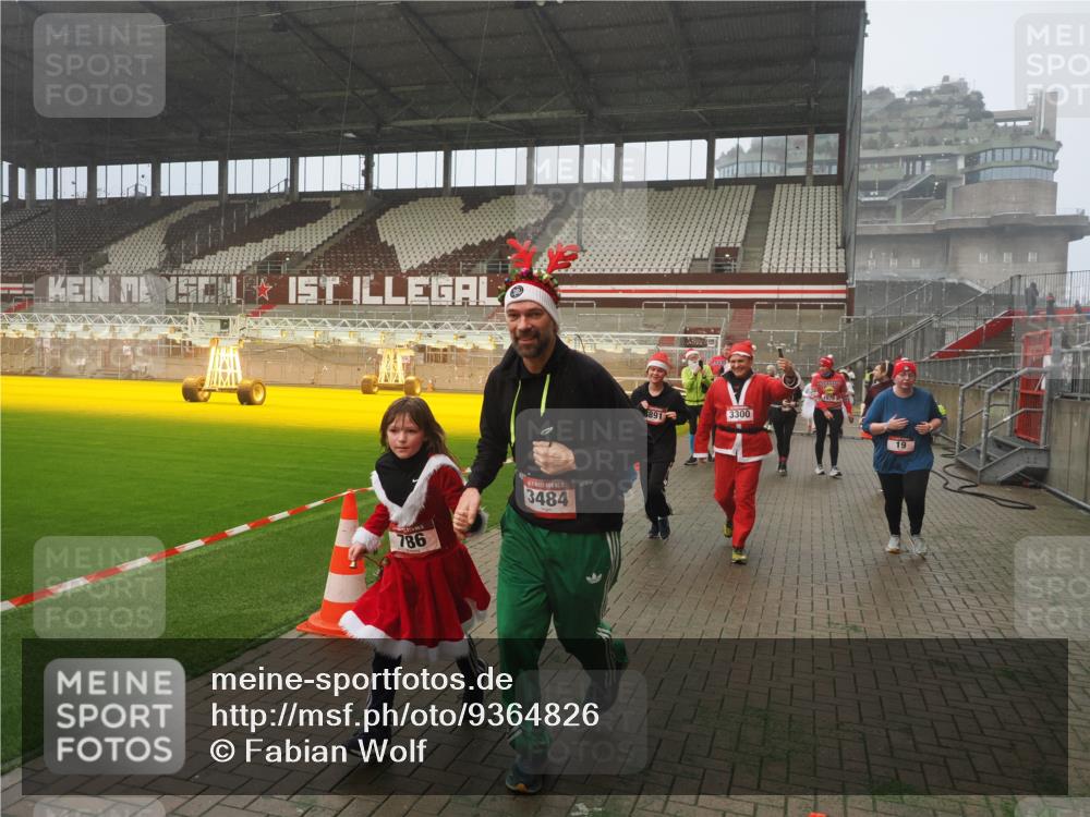 07.12.2025 - St. Pauli X-Mass-Run No. 15 Fabian Wolf http://msf.ph/oto/9364826 07.12.2025 10:08:59 Ziel 19, 390, 786, 789, 947, 1002, 1031, 1176, 1461, 1465, 1570, 1575, 1576, 2126, 2521, 3300, 3332, 3335, 3484, 3891, 3904, 3907, 4066, 4067, 4068 meine-sportfotos.de