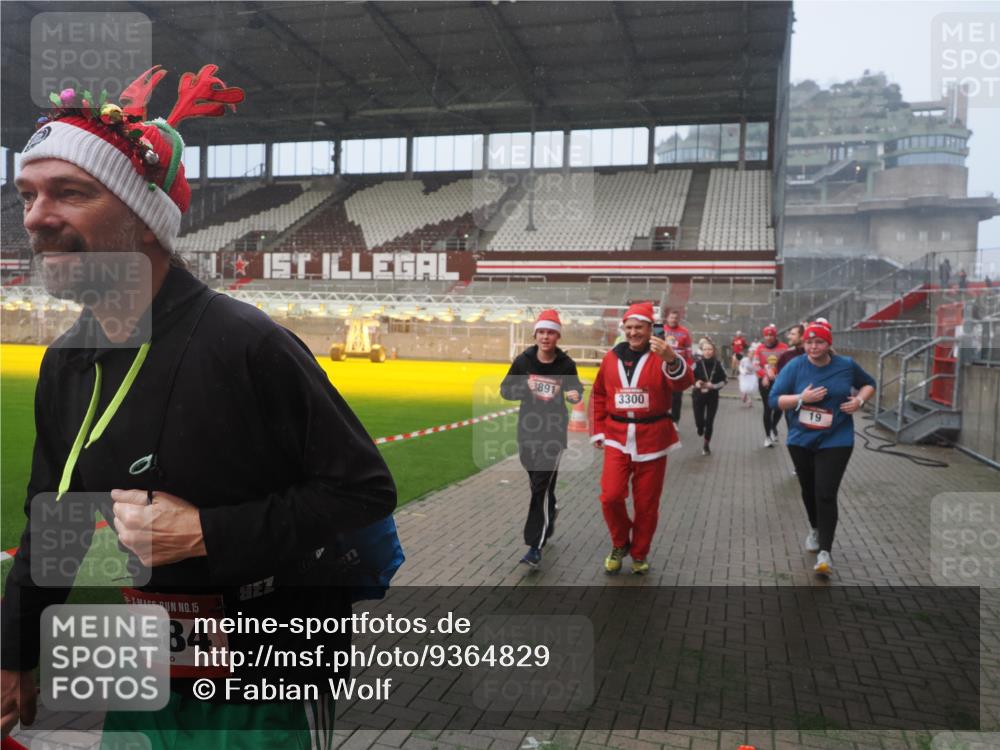 07.12.2025 - St. Pauli X-Mass-Run No. 15 Fabian Wolf http://msf.ph/oto/9364829 07.12.2025 10:09:00 Ziel 19, 390, 786, 789, 947, 1002, 1176, 1461, 1465, 1570, 1575, 1576, 2126, 2521, 3300, 3332, 3335, 3484, 3891, 3904, 3907, 4066, 4067, 4068 meine-sportfotos.de