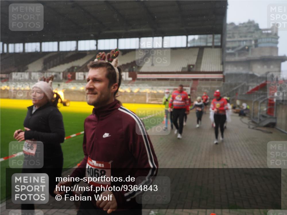 07.12.2025 - St. Pauli X-Mass-Run No. 15 Fabian Wolf http://msf.ph/oto/9364843 07.12.2025 10:09:03 Ziel 19, 786, 1176, 1461, 1465, 1570, 1575, 1576, 2126, 3300, 3484, 3891, 3904, 3907, 4066, 4067, 4068, 4113 meine-sportfotos.de