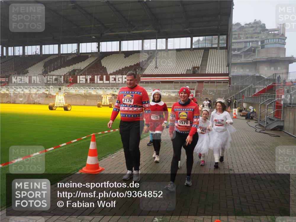 07.12.2025 - St. Pauli X-Mass-Run No. 15 Fabian Wolf http://msf.ph/oto/9364852 07.12.2025 10:09:06 Ziel 19, 786, 1461, 1465, 1570, 1575, 1576, 2126, 3300, 3484, 3891, 3907, 4066, 4067, 4068, 4113, 4666 meine-sportfotos.de