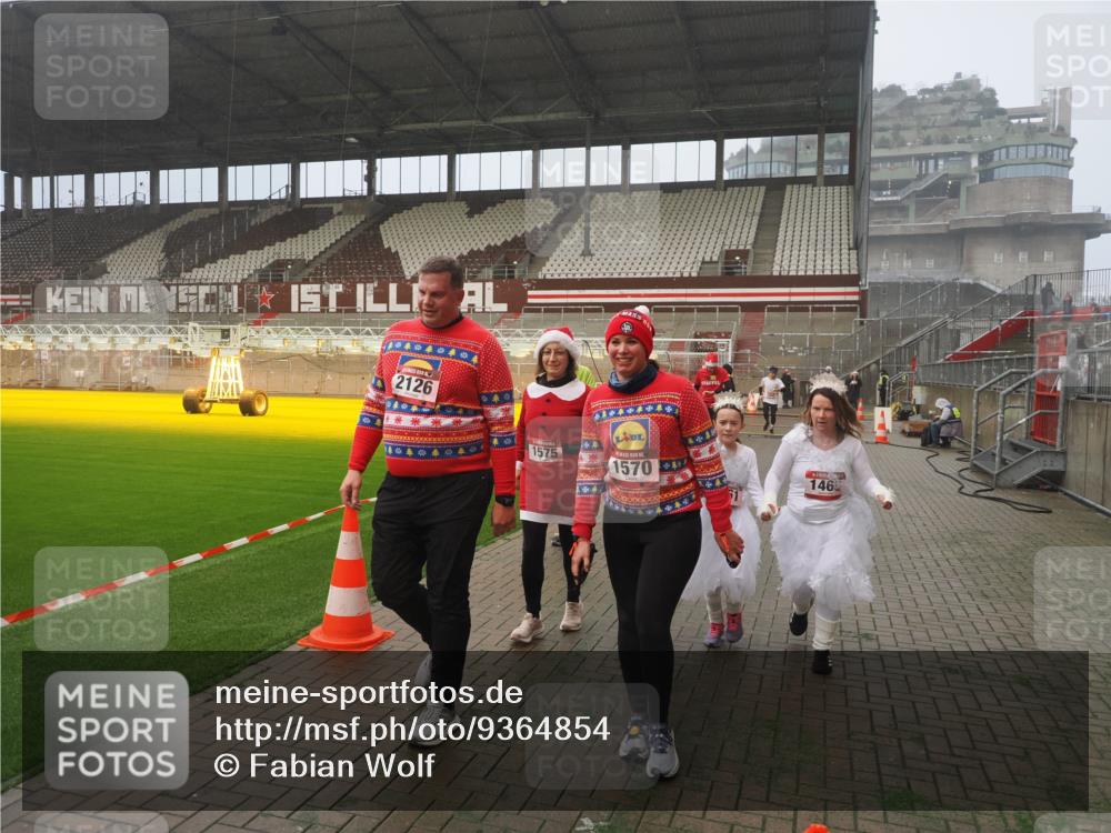07.12.2025 - St. Pauli X-Mass-Run No. 15 Fabian Wolf http://msf.ph/oto/9364854 07.12.2025 10:09:06 Ziel 19, 786, 1461, 1465, 1570, 1575, 1576, 2126, 3300, 3484, 3891, 3907, 4066, 4067, 4068, 4113, 4666 meine-sportfotos.de