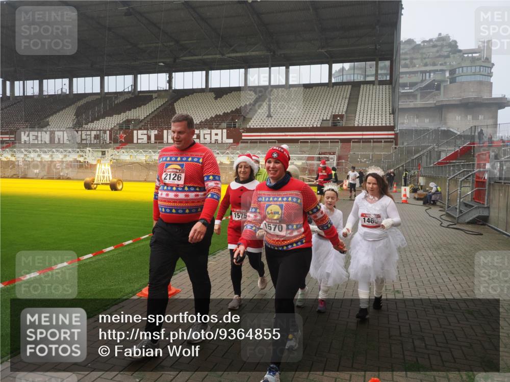 07.12.2025 - St. Pauli X-Mass-Run No. 15 Fabian Wolf http://msf.ph/oto/9364855 07.12.2025 10:09:06 Ziel 19, 786, 1461, 1465, 1570, 1575, 1576, 2126, 3300, 3484, 3891, 3907, 4066, 4067, 4068, 4113, 4666 meine-sportfotos.de