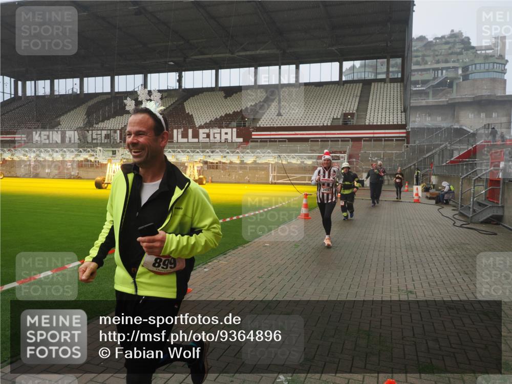 07.12.2025 - St. Pauli X-Mass-Run No. 15 Fabian Wolf http://msf.ph/oto/9364896 07.12.2025 10:09:23 Ziel 881, 896, 899, 960, 1243, 1248, 1718, 3493, 3756, 4666 meine-sportfotos.de
