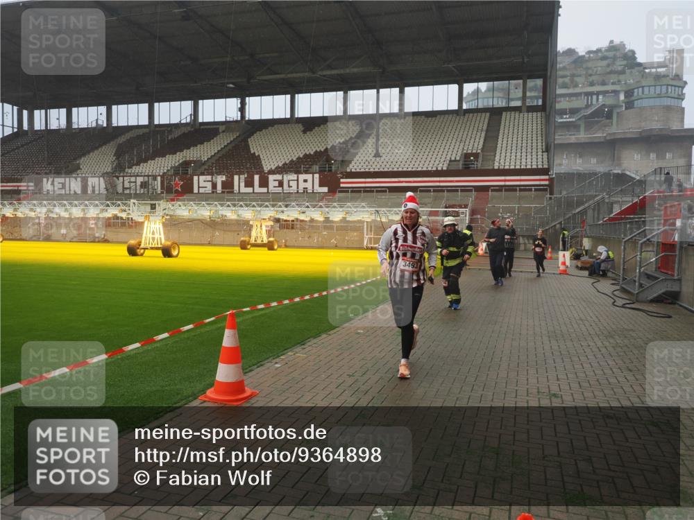 07.12.2025 - St. Pauli X-Mass-Run No. 15 Fabian Wolf http://msf.ph/oto/9364898 07.12.2025 10:09:24 Ziel 800, 881, 896, 899, 960, 1243, 1248, 1718, 3493, 3756, 4666 meine-sportfotos.de