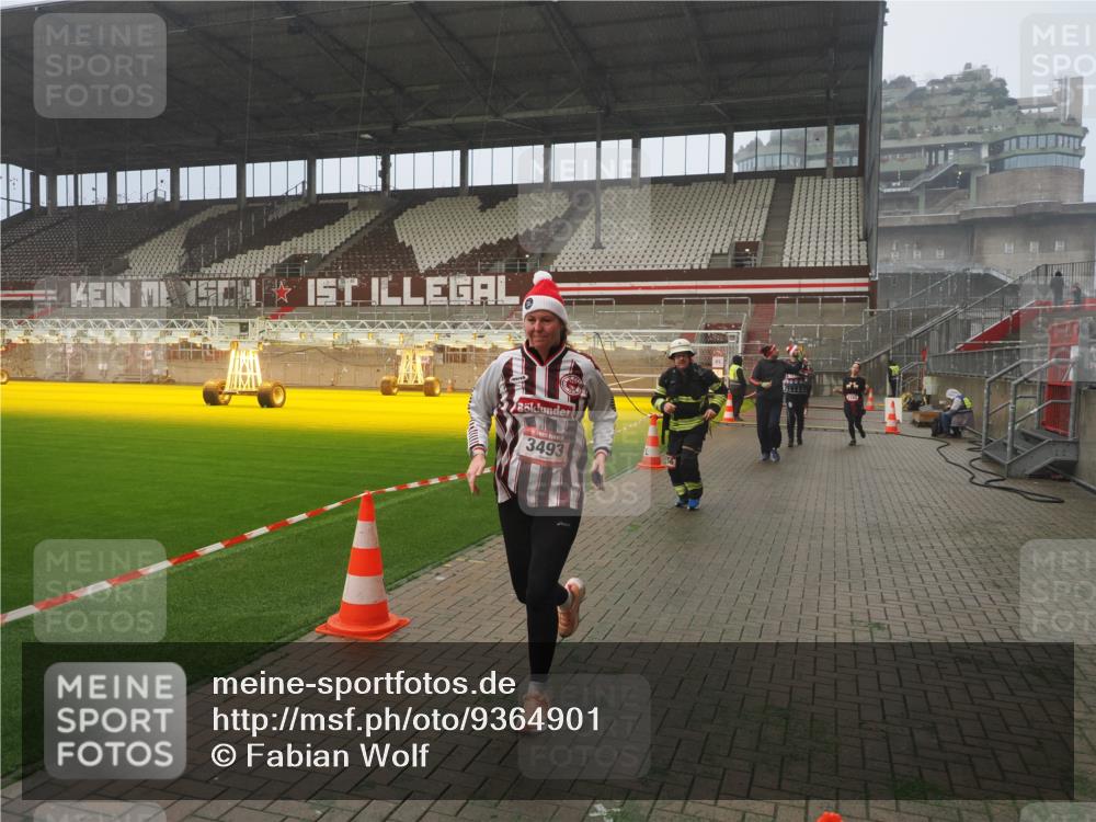 07.12.2025 - St. Pauli X-Mass-Run No. 15 Fabian Wolf http://msf.ph/oto/9364901 07.12.2025 10:09:24 Ziel 800, 881, 896, 899, 960, 1243, 1248, 1718, 3493, 3756, 4666 meine-sportfotos.de
