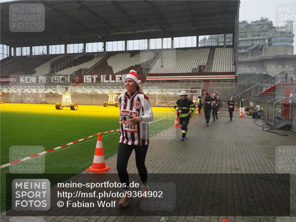 07.12.2025 - St. Pauli X-Mass-Run No. 15 Fabian Wolf http://msf.ph/oto/9364902 07.12.2025 10:09:25 Ziel 800, 881, 896, 899, 960, 1243, 1248, 1718, 3493, 3756 meine-sportfotos.de