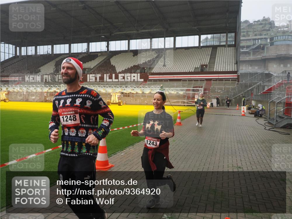 07.12.2025 - St. Pauli X-Mass-Run No. 15 Fabian Wolf http://msf.ph/oto/9364920 07.12.2025 10:09:30 Ziel 800, 881, 896, 899, 960, 1243, 1248, 1718, 3493, 3756 meine-sportfotos.de