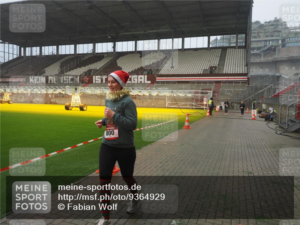 07.12.2025 - St. Pauli X-Mass-Run No. 15 Fabian Wolf http://msf.ph/oto/9364929 07.12.2025 10:09:34 Ziel 800, 899, 1172, 1191, 1243, 1248, 1718, 3493, 3756 meine-sportfotos.de