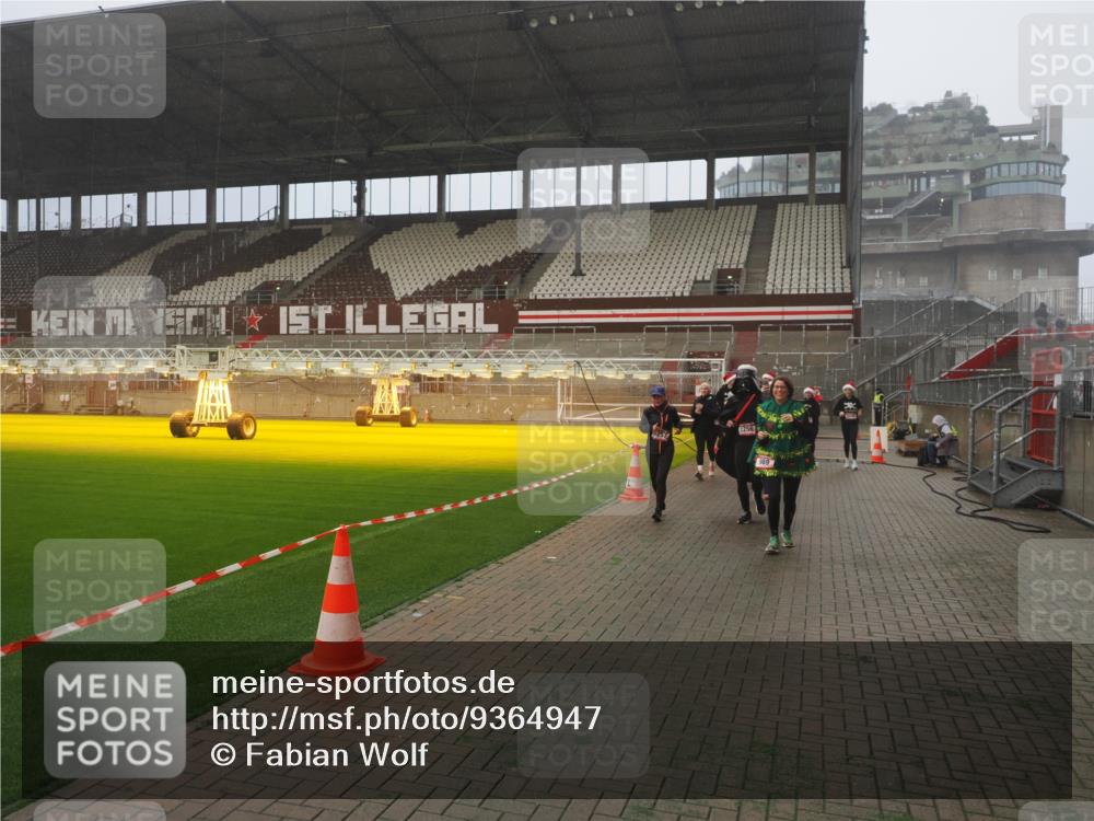 07.12.2025 - St. Pauli X-Mass-Run No. 15 Fabian Wolf http://msf.ph/oto/9364947 07.12.2025 10:09:56 Ziel 989, 1026, 1256, 1257, 1678, 2502, 2504, 2560, 3245, 3246, 3410, 3411 meine-sportfotos.de