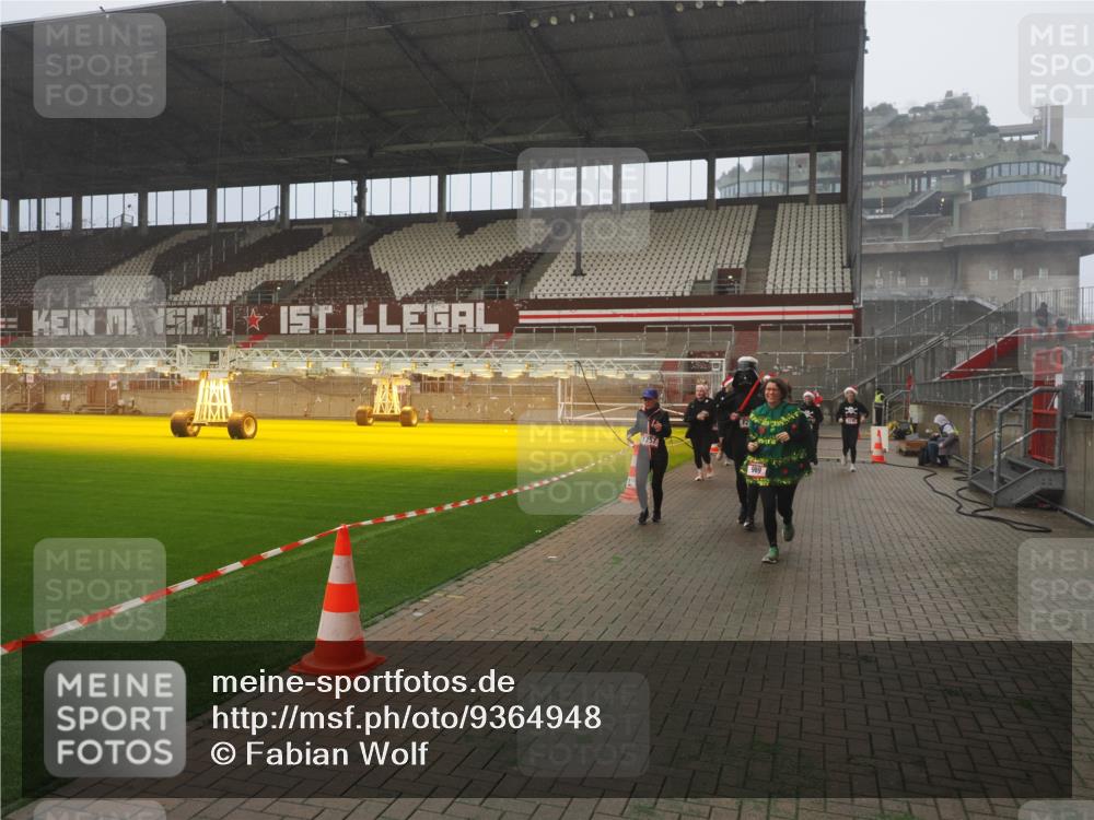 07.12.2025 - St. Pauli X-Mass-Run No. 15 Fabian Wolf http://msf.ph/oto/9364948 07.12.2025 10:09:56 Ziel 989, 1026, 1256, 1257, 1678, 2502, 2504, 2560, 3245, 3246, 3410, 3411 meine-sportfotos.de