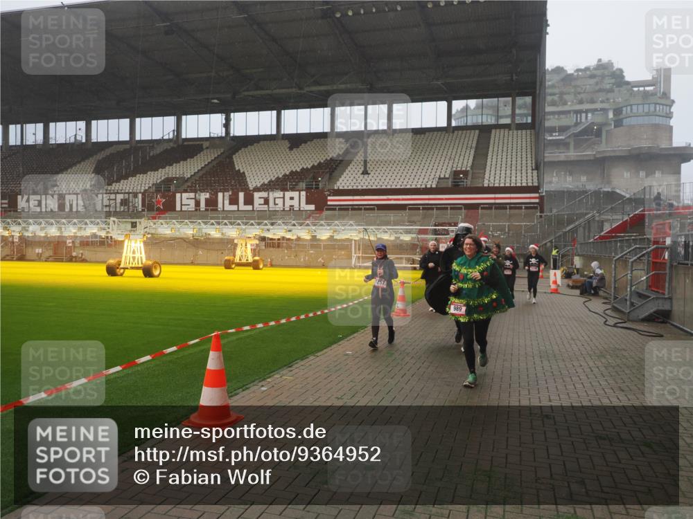 07.12.2025 - St. Pauli X-Mass-Run No. 15 Fabian Wolf http://msf.ph/oto/9364952 07.12.2025 10:09:57 Ziel 989, 1026, 1256, 1257, 1678, 2502, 2504, 2560, 3245, 3246, 3410, 3411 meine-sportfotos.de